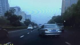 璧涜溅鎵嬪紑璧涜溅鍦ㄩ珮閫熷叕璺笂椋欒溅,鍦ㄩ緳宀╁ぇ閬撳紑璧涜溅