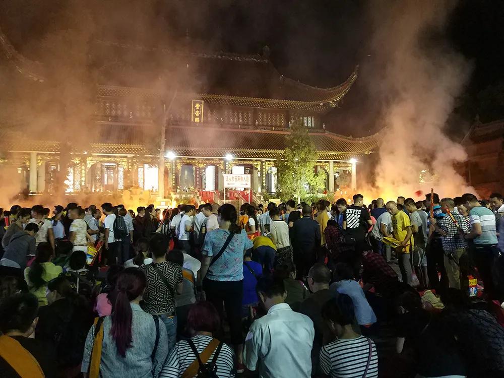 家长在学校门口烧香,学生家长在校门口烧香