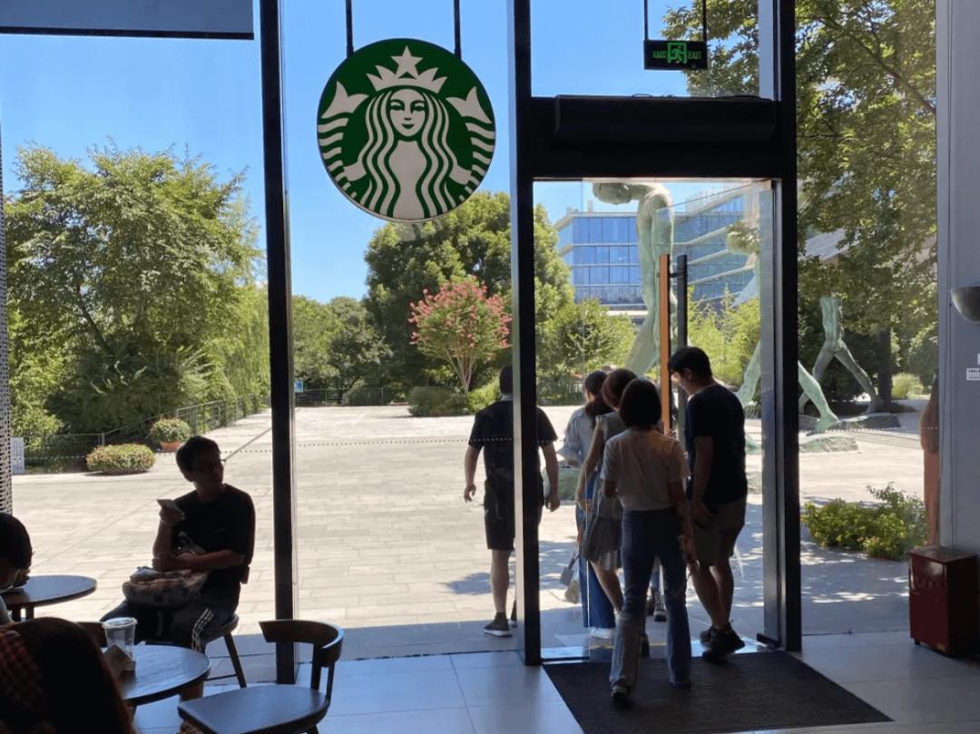 夏天来了下河抓鱼,夏天到了河边捉鱼