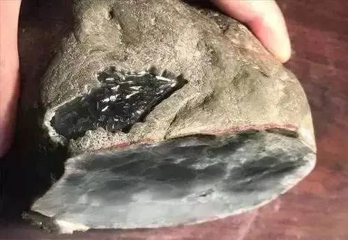 88万玻璃种原石,168万买原石一刀切出蛛网裂