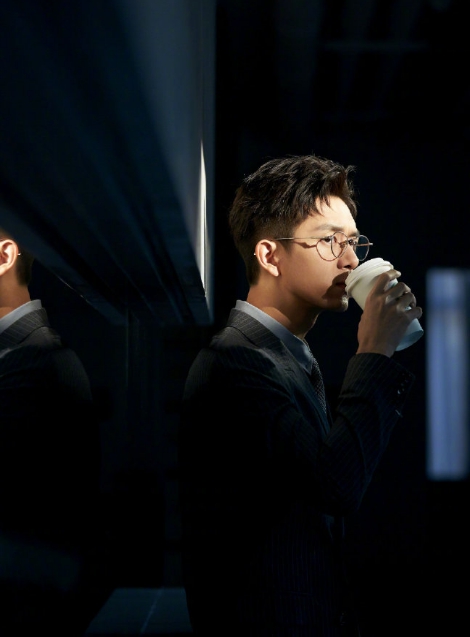 李现穿蓝色的西装,李现穿黑色西装照