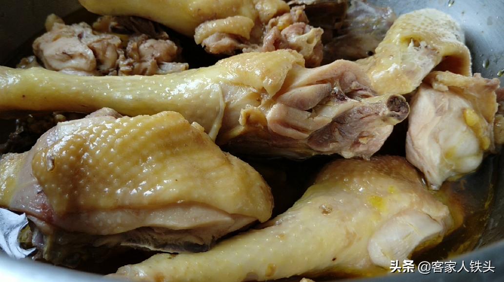 过年鸡这样吃才过瘾，嫩滑鲜香又简单营养，一人一大块吃得欢