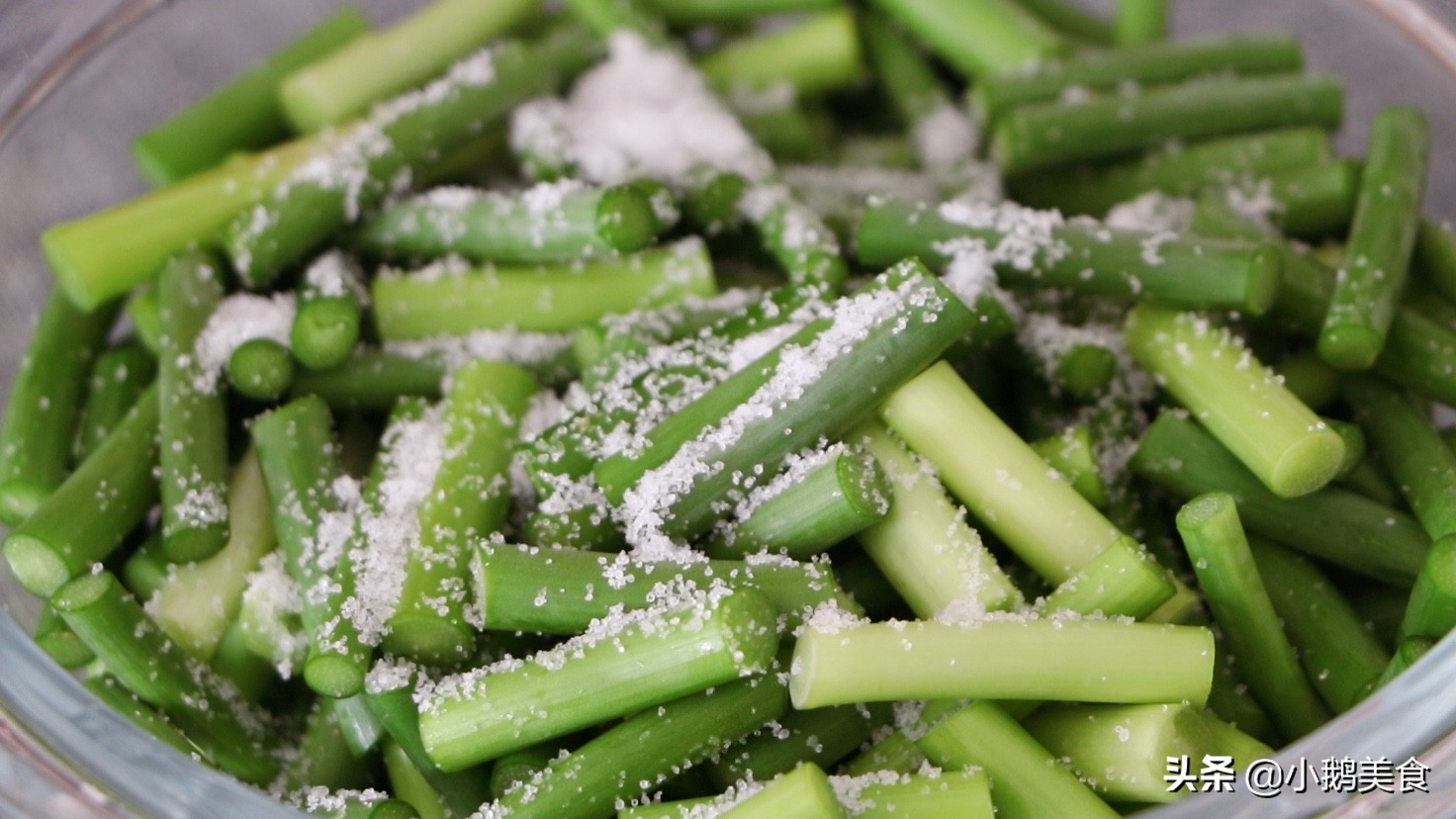 炒蒜苔时,最忌直接切直接炒,多加这2步,蒜薹又脆又嫩还入味