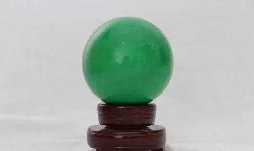 陕西农民挖到六吨重夜明珠,陕西男子挖到夜明珠如今成了路灯