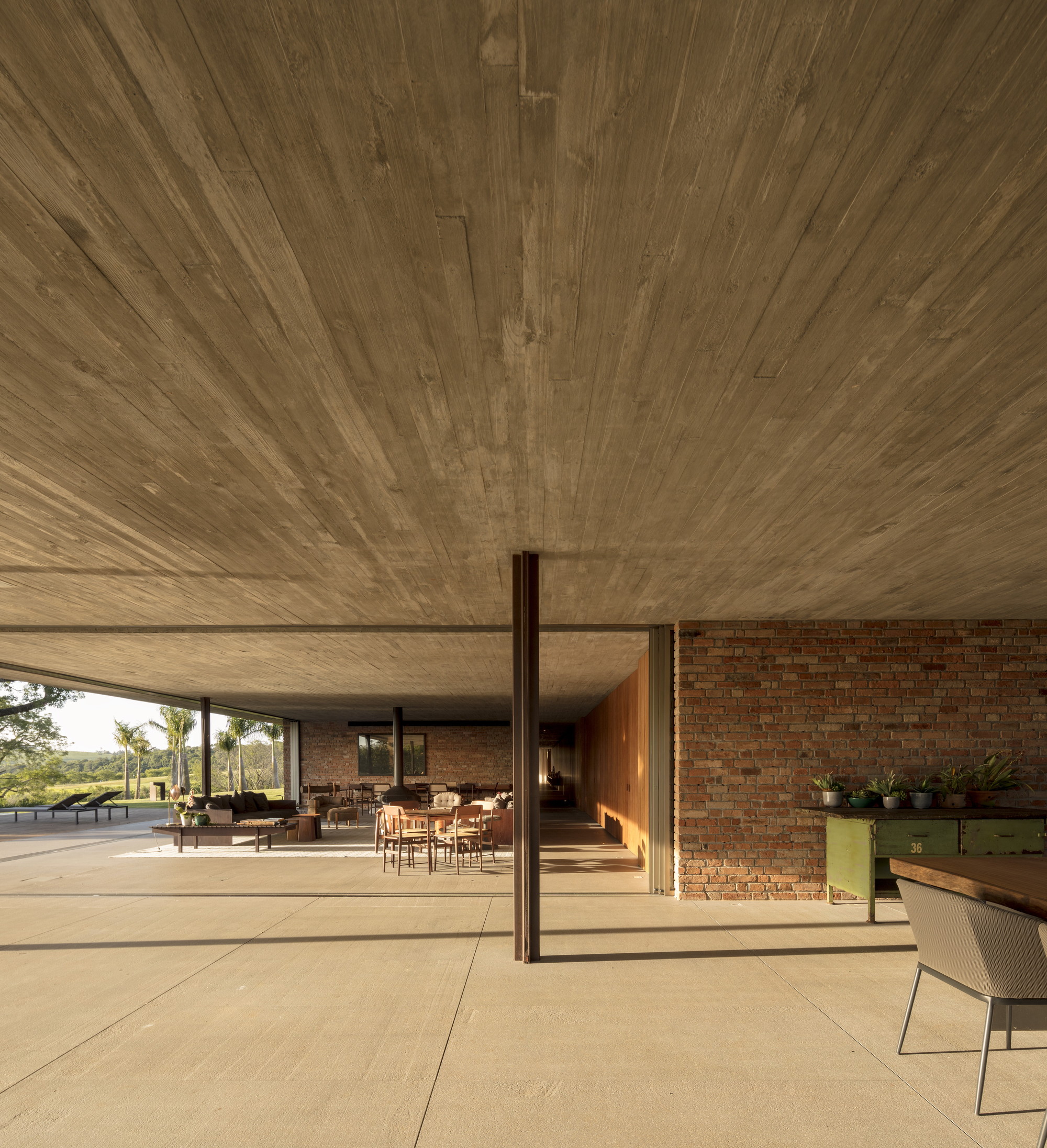 1000m²屋顶满种绿草，消隐在田园水光里的家