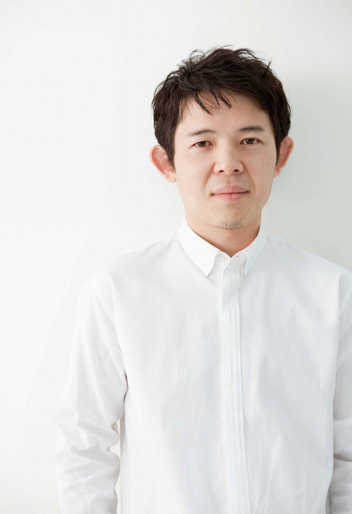 三宅一生的香水与包包，都没有易烊千玺身穿的三宅一生衬衣火！