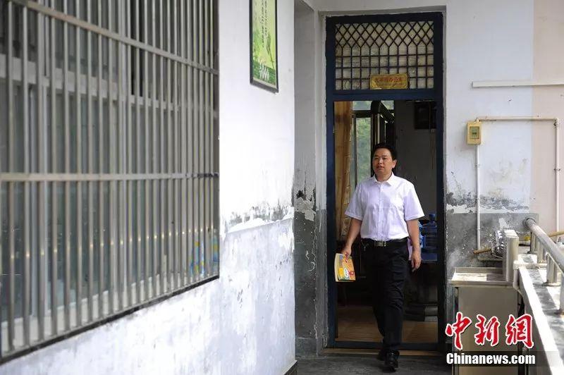 五峰*花采**乡一乡村教师弃50万高薪助500贫困学子走出大山