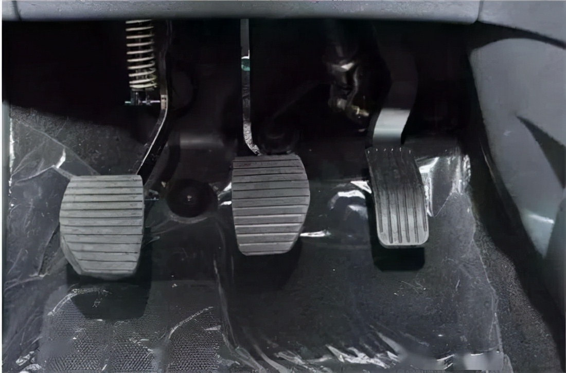 科目二起步刹车是轻踩还是踩死,科目二刹车可以踩到底吗