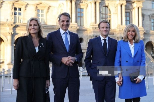 马克龙真暖心，帮布丽吉特整理领口怕走光，真爱程度不亚于查尔斯