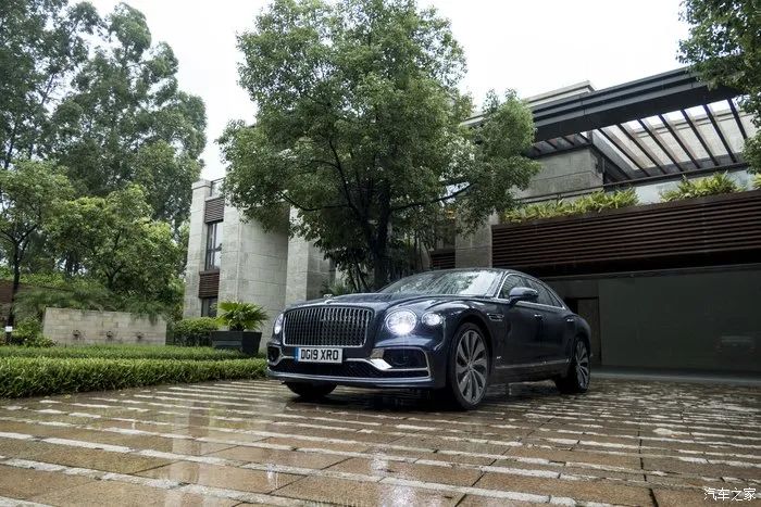 宾利飞驰对比迈巴赫s480气场,宾利飞驰街拍气场霸气视频