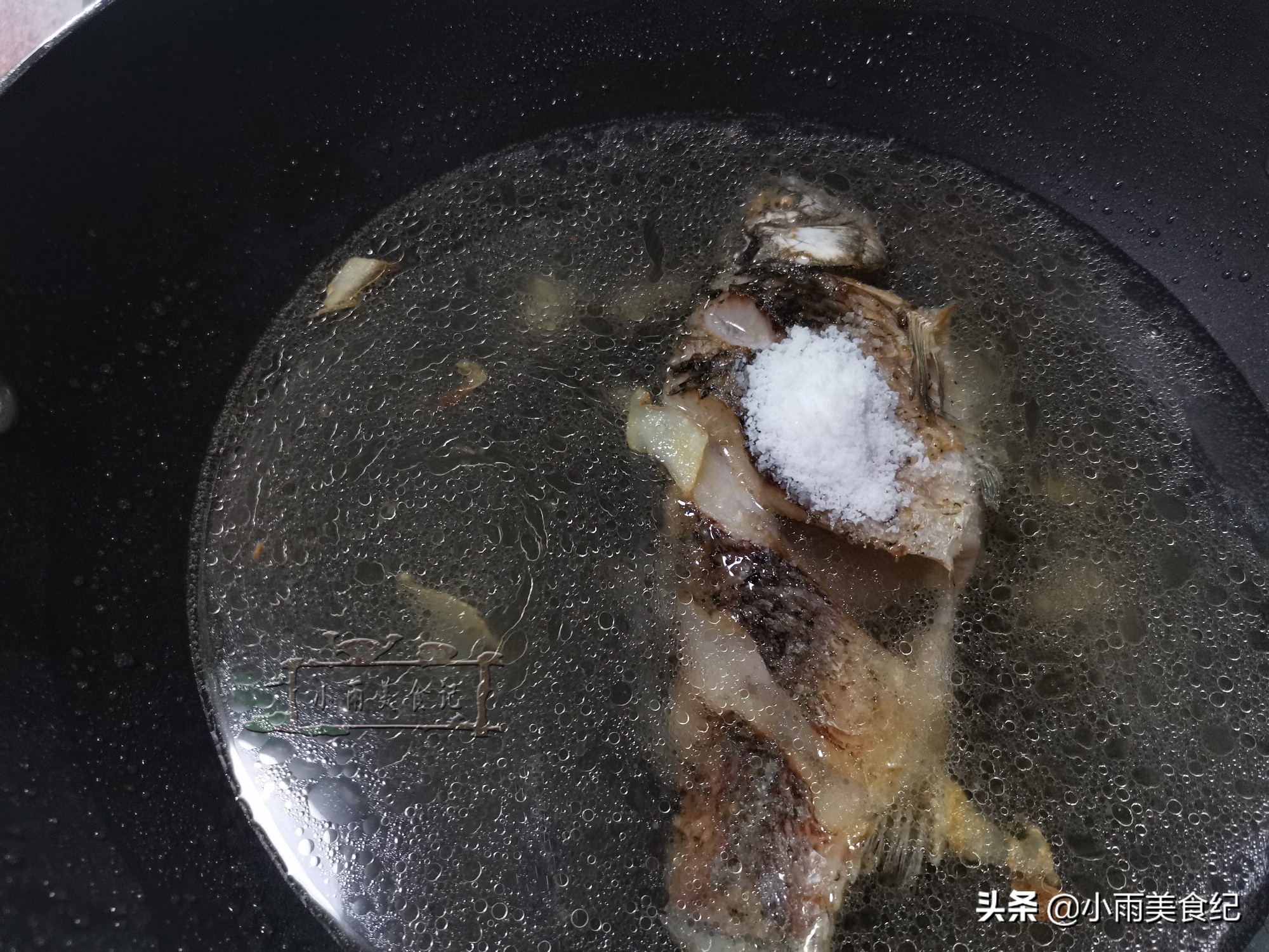 熬鱼汤的做法才又白又鲜,煮鱼汤不用煎的做法