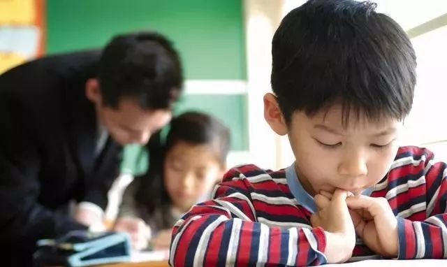 小学生犯错被罚写检讨，检讨书虽句句真诚，却被老师看破“玄机”