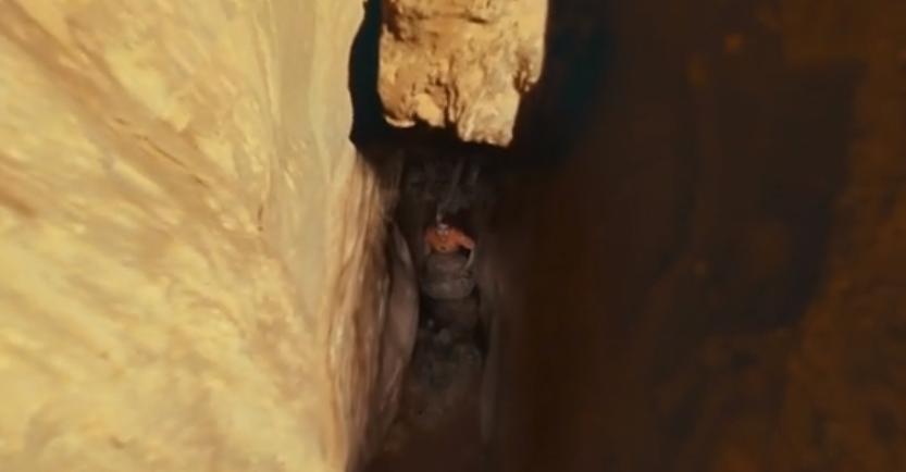 又渴又疼!手臂被石头卡住五天五夜?这部电影告诉你如何断臂求生