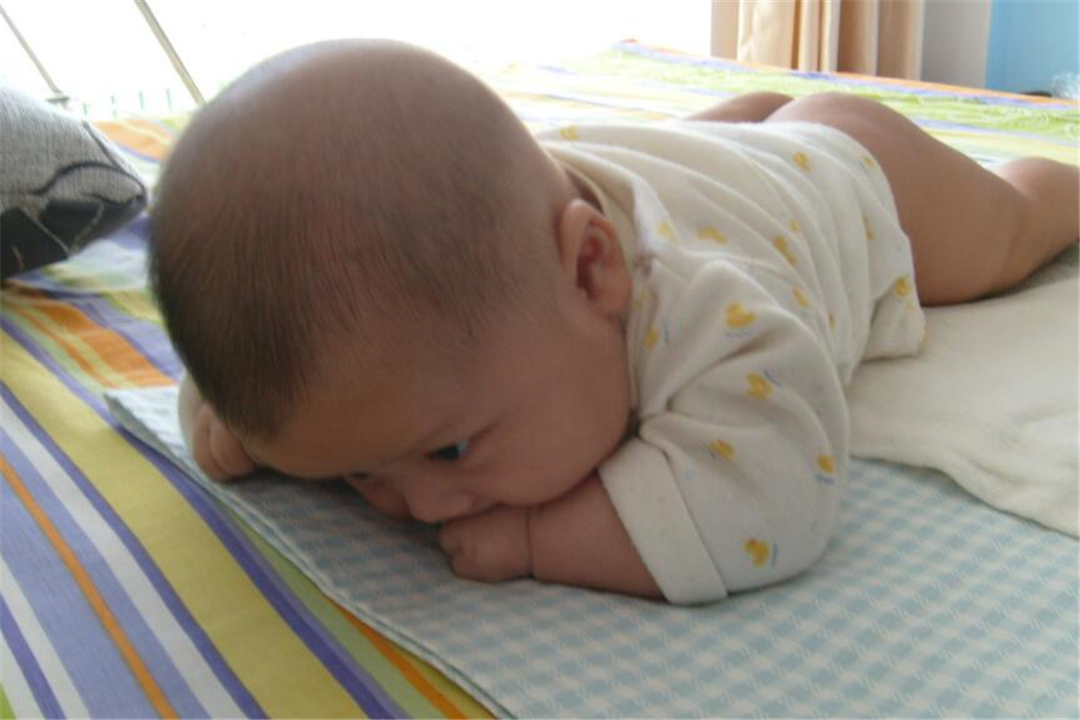 给宝宝趴着睡好不好,宝宝喜欢趴着睡要帮孩子调整吗