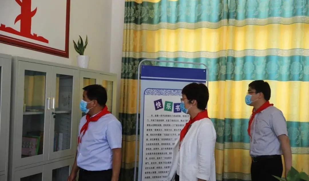 爱心志愿者为农家书屋赠送书,邓州爱心人士捐款