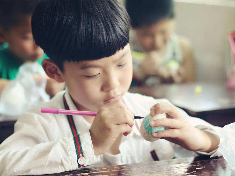 小孩倔强的性格是怎么养成的,性格活泼开朗的孩子学习都不太好