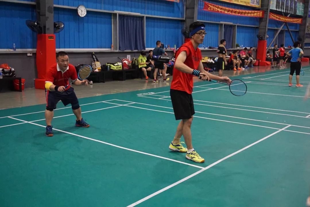 五一劳动节我们结伴而行,庆祝五一羽毛球比赛