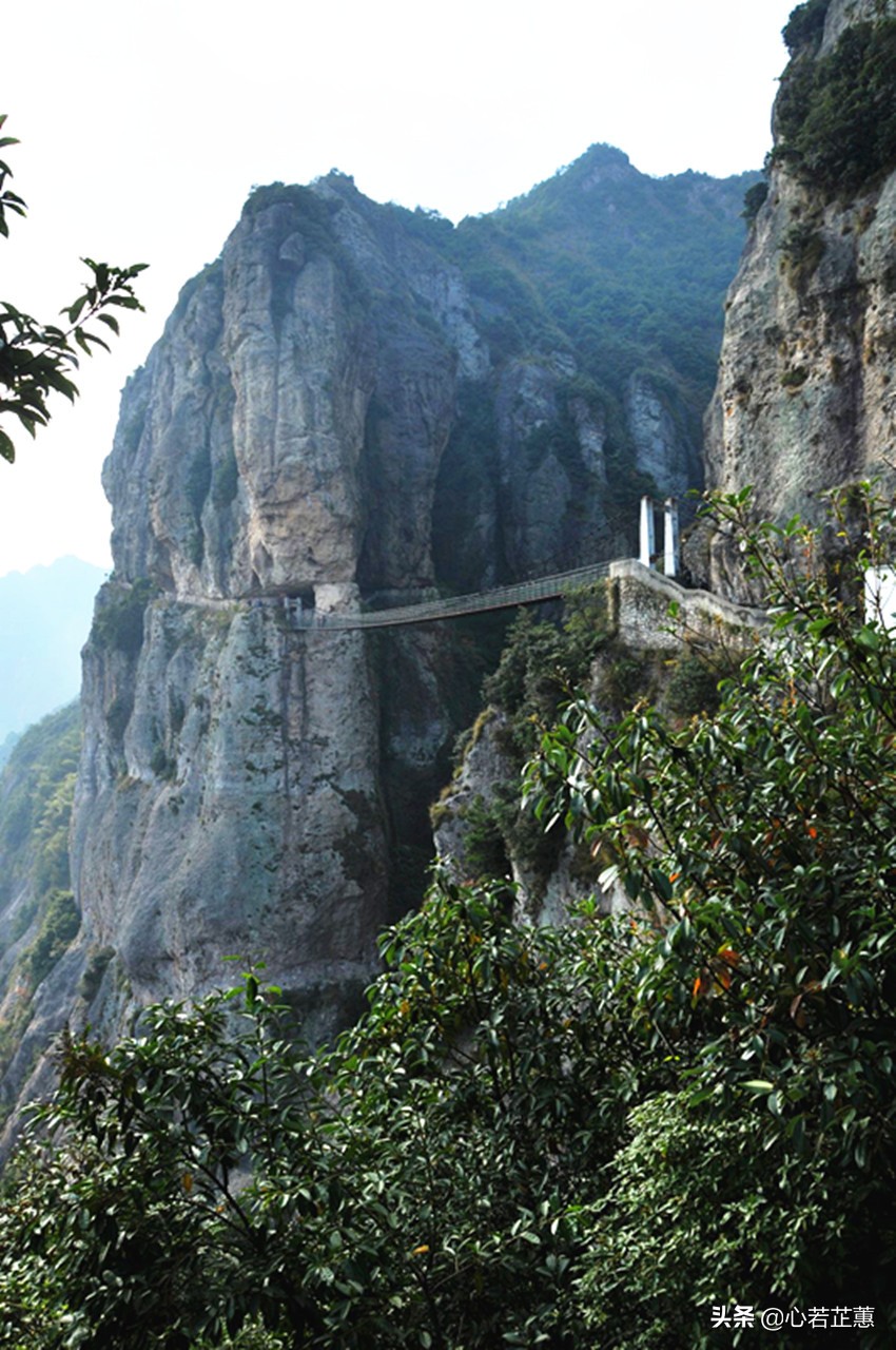 一座山可以用什么词来形容,形容一座山的风景词语