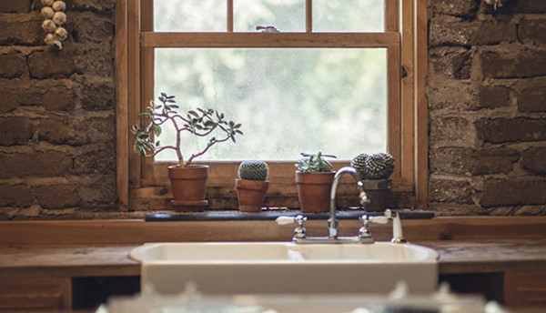 去除难缠的霉斑...可用「湿敷法」！家事达人教你居家防潮5秘诀