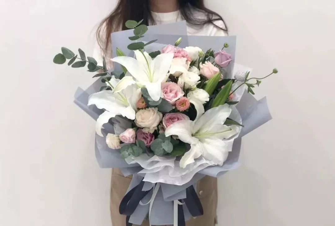 鲜花店日常换水整理花材,花要不要经常换水