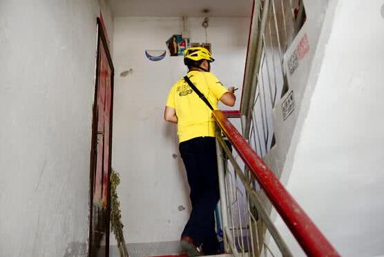 在农村做外卖小哥一个月多少钱,五线城市外卖小哥一个月挣多少