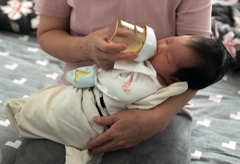 宝宝频繁吃奶会不会被撑到,宝宝吃奶时间和奶量表