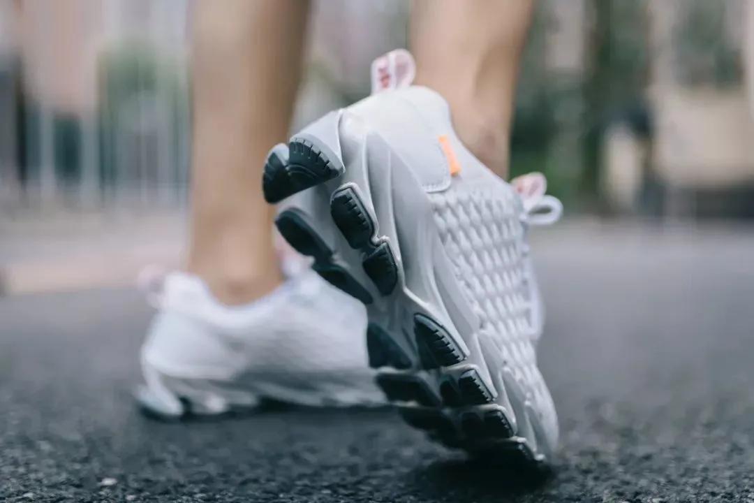 性价比高的跑鞋刀锋鞋,刀锋鞋底潮流跑鞋