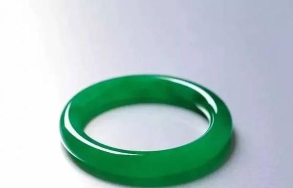 韩商言后妈家传的满绿翡翠手镯价值一千几百万，现实中价值几何