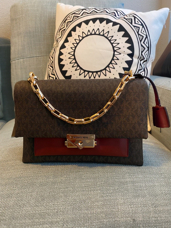 mk包包中什么款式最好看,mk包包和小mk的区别