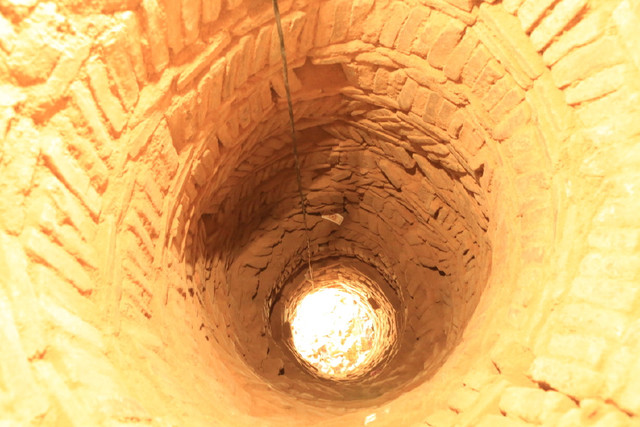 一小吏常做发财梦，此道士说：我来帮你，扔铜钱入一古井后惊呆住