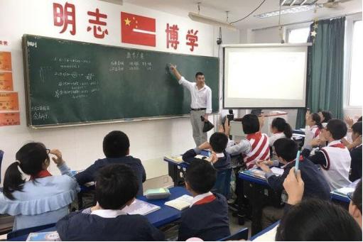 班主任直言：“数学好”的女生，大多有3种特质，学渣装不出来