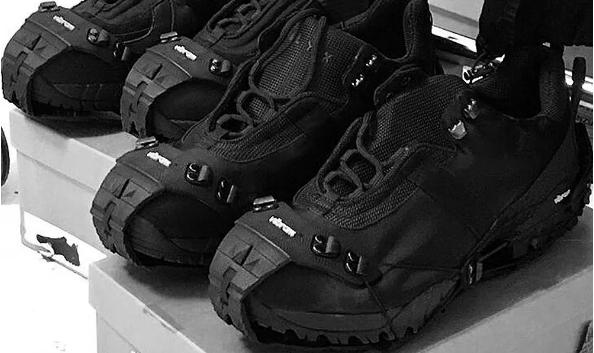 有许多配件的球鞋,如何让你的球鞋看起来更高级