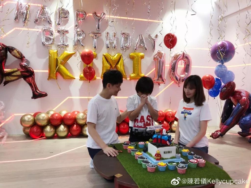 演艺圈里的职业赛车手,他是三个孩子的爸爸的英文怎么说