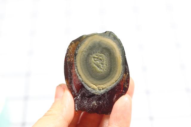 皮蛋豆腐的皮蛋怎么切,切皮蛋丁不粘刀小窍门