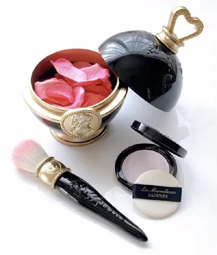 POLA、CPB、LADUREE、SUQQU，圣诞限定谁最丑