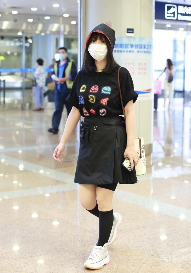 柳岩穿筒靴片段,柳岩穿吊带裙红裙