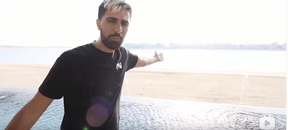 迪拜男子奋斗十年买下劳斯莱斯,迪拜小伙卖掉劳斯莱斯买法拉利