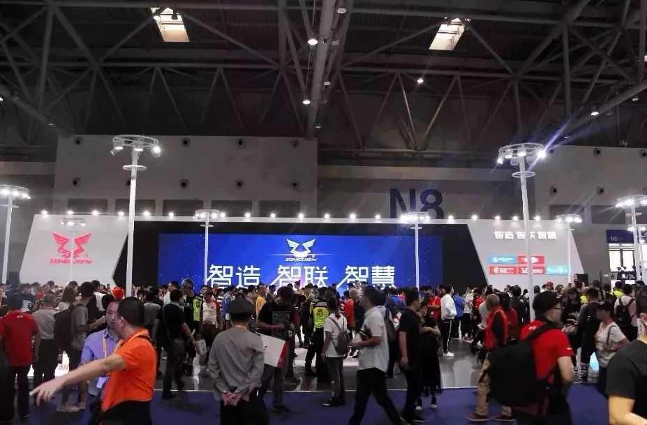 骑摩托去参加摩博会,赛科龙摩博会试驾视频