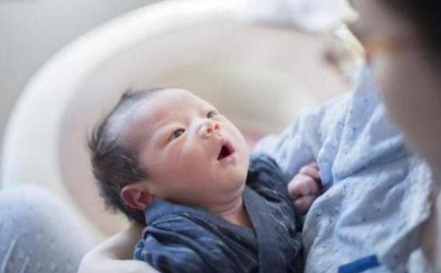 8个月儿子安静缩在角落，宝妈凑近一看被逗笑，网友：同款宝宝