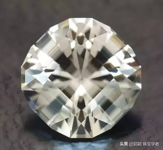 出现在各种装饰物中BlingBling的“水钻”到底是什么？水晶or钻石？