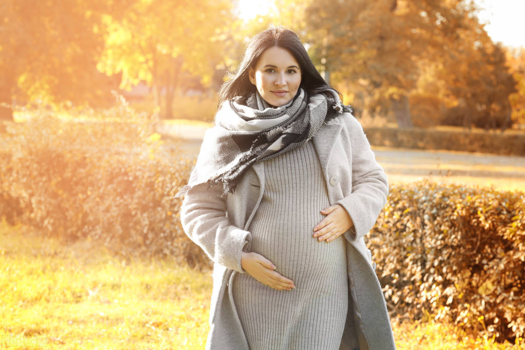 怀孕39周的孕妇挺着大肚子做健身，网友扎心评论：不是合格的妈妈