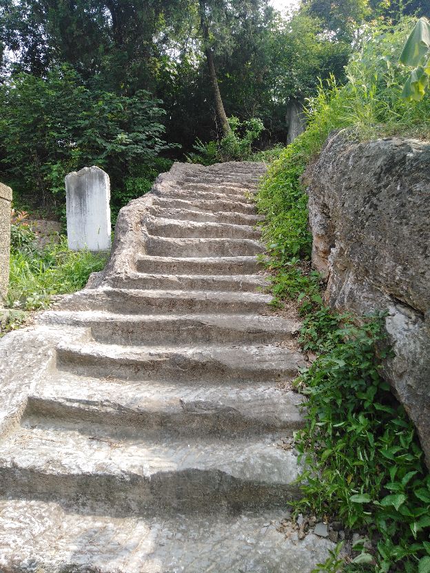 马跃檀溪遗址马蹄印,襄阳马跃檀溪遗址