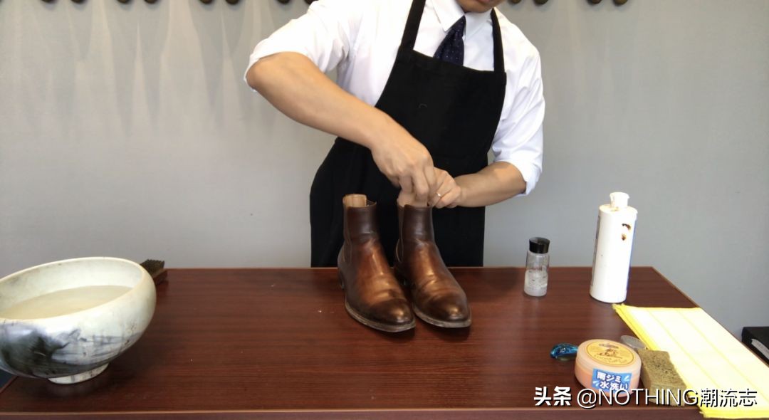 真皮皮鞋龟裂保养小窍门,绒面皮鞋湿了怎么清理