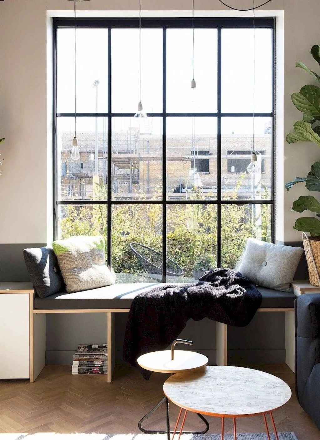 不顾后果砸掉飘窗,锤子砸下去瞬间,她们就后悔了