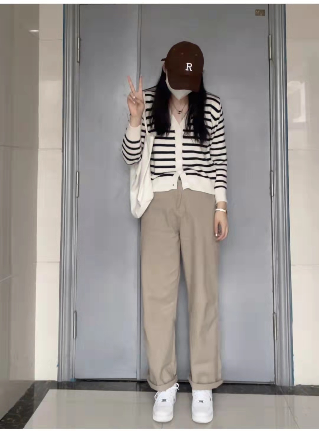 卡其色裤子配什么上衣有高级感男,黑色上衣配卡其色裤子好看吗男生