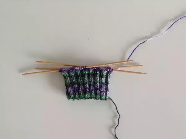 珊瑚绒线织袜子教程简易,如何编织冬天袜子教程