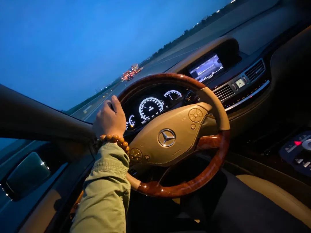 奔驰w221升级新款w222s450外观,老款奔驰w211e260翻新整备