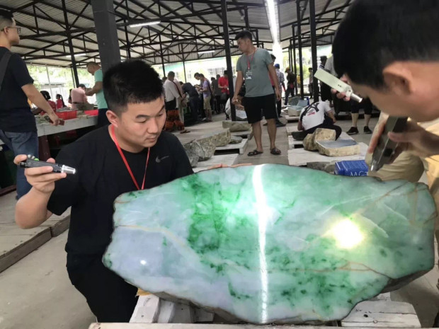 缅甸直播带货翡翠靠什么挣钱,在缅甸做翡翠生意的网红