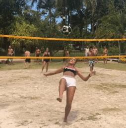 内马尔街头足球pk女足,内马尔和女足训练时的图片