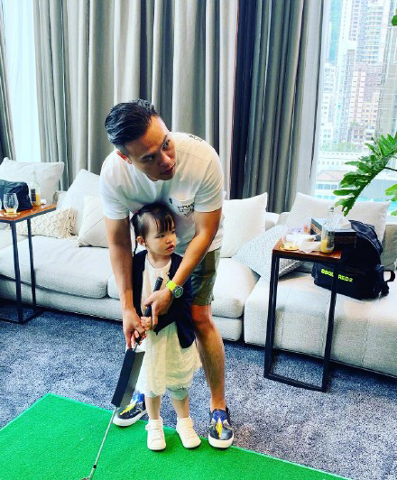 熊黛林穿白衬衫黑色背带裤,熊黛林穿裙子大秀身材